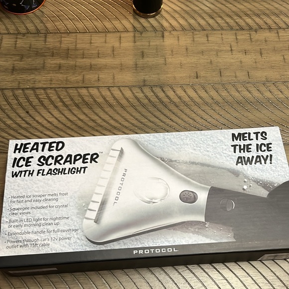NWT heated ice scraper! Great for winter - Picture 2 of 5